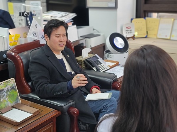 인터뷰 중인 오강현 의원 @뉴스코리아 김정호 기자