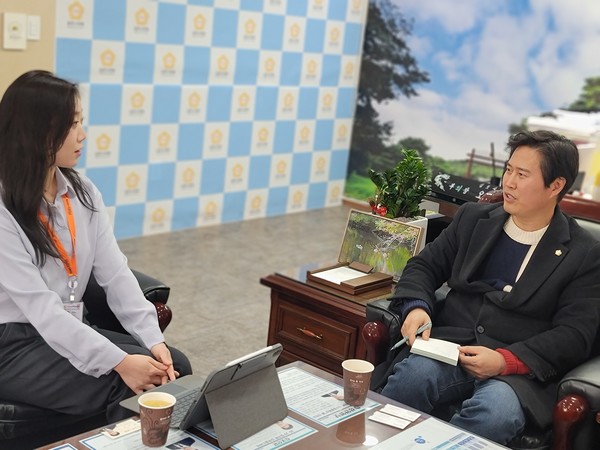 인터뷰에 응하고 있는 오강현 의원 @뉴스코리아 최신 기자