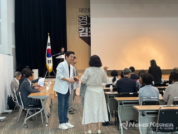 오강현 의원이 시민들과 소통하고 있다 @뉴스코리아 박지혜 기자