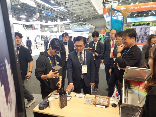 김석필 천안시장 권한대행 부시장이 지난 4일 천안관 부스를 둘러보며 참가기업 관계자에게 전시기술 설명을 듣고 있다. @천안시