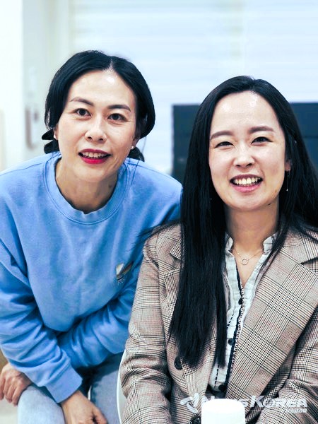 인터뷰 도중 마침 당직교사가 찾아왔기에 임 원장과 사진 촬영을 부탁했다.  @뉴스코리아 최신 기자