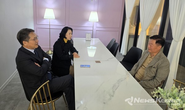 사진 왼쪽부터 한상경 전 천안시청소년재단 대표이사, 김행금 천안시의회 의장, 이규희 전 국회의원 @뉴스코리아 최신 기자