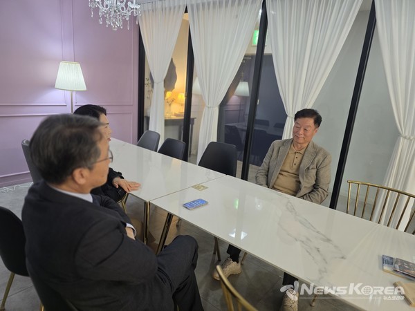 정치 성향도, 출신 배경도 다른 세 사람이 마주앉았다는 사실만으로도 흥미롭지만, 이날 대화의 중심에는 ‘정치’가 아닌 ‘교육’이 있었다. @뉴스코리아 최신 기자