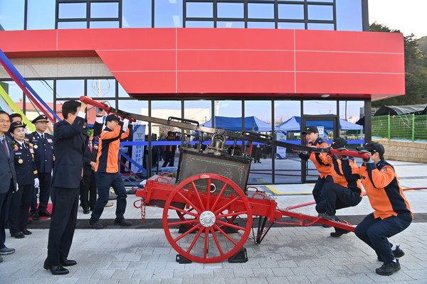 김태흠 충남도지사가 4일 금산소방서 행정동 준공식에서 완용소방펌프 시연을 참관하고 있다. @충청남도