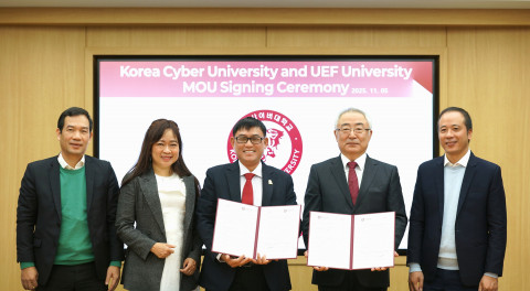 양 기관 관계자들이 MOU 체결 후 기념 촬영을 하고 있다. @고려사이버대학교