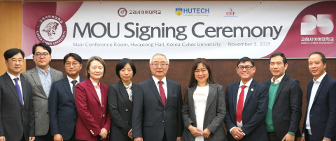 고려사이버대학교와 UEF 관계자들이 협약식 후 단체 기념사진을 촬영하고 있다. @고려사이버대학교