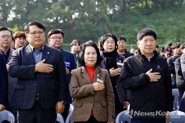 참석한 내빈들이 국민의례를 하고 있다., @뉴스코리아 최신 기자