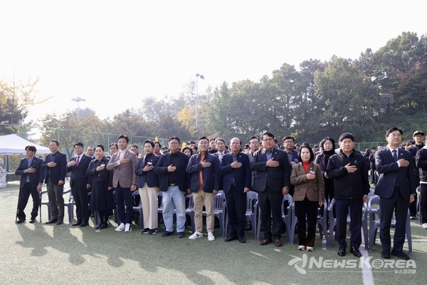 참석 내빈들과 참석자들의 국민의례를 하고 있다. @뉴스코리아 최신 기자