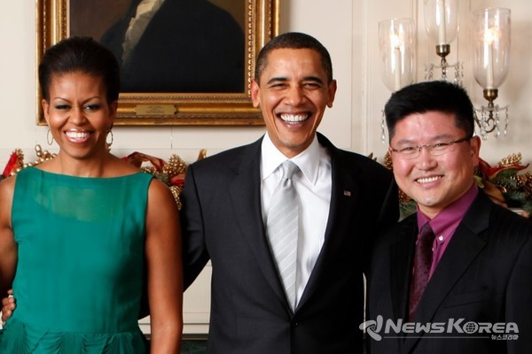 로이터통신 재직시 2009년 미국 백악관 크리스마스 파티에서 오바마 대통령 부부와 강형원 기자(오른쪽)가 기념촬영을 하고 있다. @강형원 기자 제공