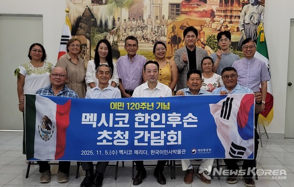 변철환 재외동포청 차장이 멕시코 메리다의 한인이민 100주년 기념탑을 방문해 관계자들과 기념촬영을 하고 있다.@재외동포청