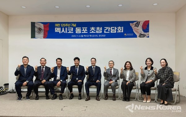 변철환 재외동포청 차장이 멕시코 메리다의 한인이민 100주년 기념탑을 방문해 관계자들과 기념촬영을 하고 있다.@재외동포청