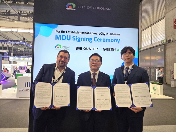 지난 5일(현지시간) 스마트시티 엑스포 월드 콩그레스(SCEWC) 전시장 내 ‘천안관(Cheonan Pavilion)’에서 김석필 천안시장 권한대행 부시장과 이타이 다돈 Ouster 부사장, 하순태 ㈜그린에이아이 대표가 협약을 체결 후 기념촬영을 하고 있다. @천안시