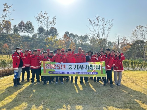 천안시가 6일 천안삼거리공원에서 숲가꾸기 행사를 진행하고 있다. @천안시