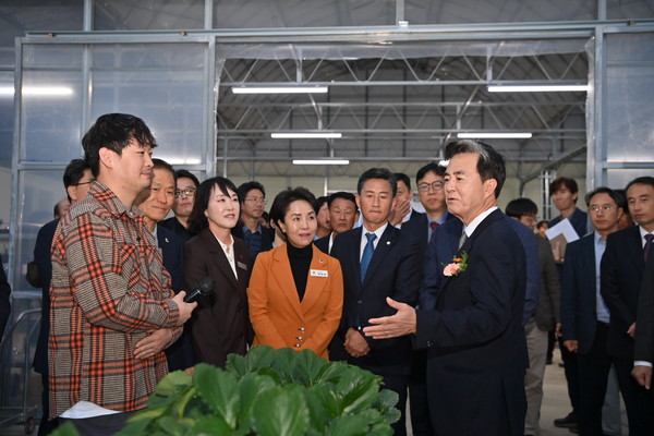 김태흠 충남도지사가 공주시 임대형 스마트팜 준공식에서 청년농과 대화를 하고 있다. @충청남도