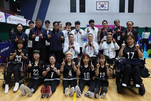 제45회 전국장애인체육대회 좌식배구 여자부 금메달을 차지한 충남 대표팀이 단체 기념촬영을 하고 있다.@충청남도