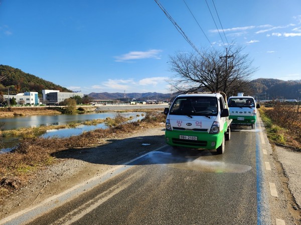 방역차량이 방역 작업을 하고 있다. @천안시