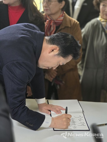 장동혁 국민의힘 대표가 방명록을 ' 적고 있다. @뉴스코리아 최신 기자