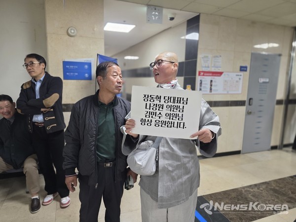 일부 당원들은 '장동혁 당대표님, 나경원 의원님, 김민수 의원님 항상 응원합니다.'라고 적힌 푯말을 들고 행사장 입구에 서있는 모습도 보였다. @뉴스코리아 최신 기자