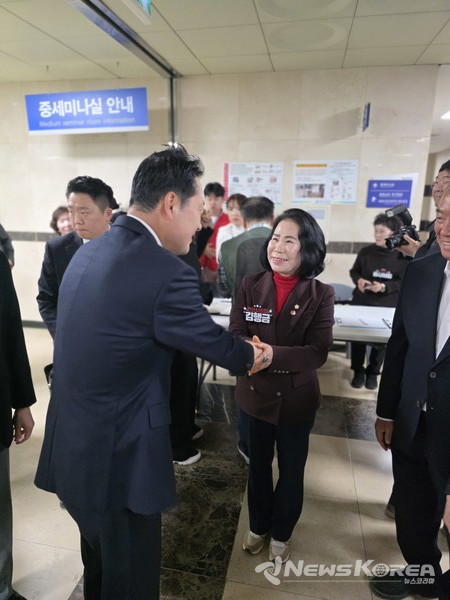 장동혁 당대표가 김행금 천안시의회 의장과 악수를 하며 인사를 하고 있다. @뉴스코리아 최신 기자