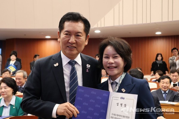 더불어민주당 참좋은지방정부위원회 발대식에 참석한 김미화 중앙당 부대변인(사진 오른쪽)이 임명장을 받은 뒤 정청래 대표와 기념촬영을 하고 있다.. @더불어민주당