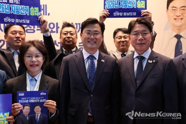 사진 왼쪽 부터 김미화 더불어민주당 중앙당 부대변인, 이정문 천안병 국회의원, 이재관 천안을 국회의원 @뉴스코리아 최신 기자