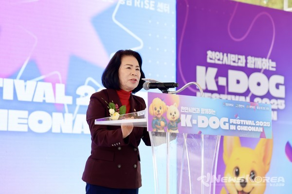 천안시민과 함께하는  K-DOG FESTIVAL 2025에서 김행금 천안시의회 의장이 축사를 하고 있다. @뉴스코리아 김현미 기자