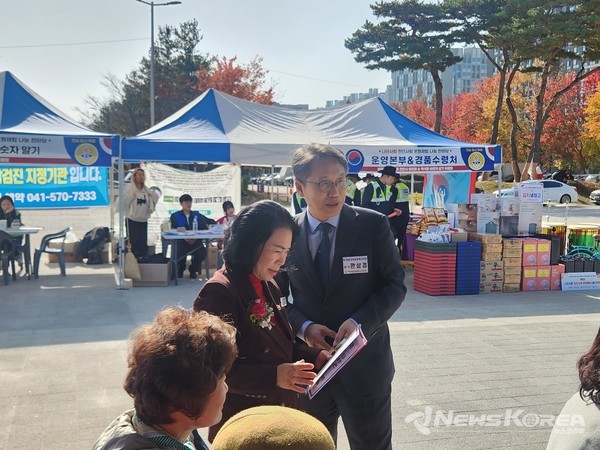 사진 왼쪽부터 김행금 천안시의회 의장과 한상경 전 천안시 청소년 재단 대표이시 @뉴스코리아 김현미 기자 