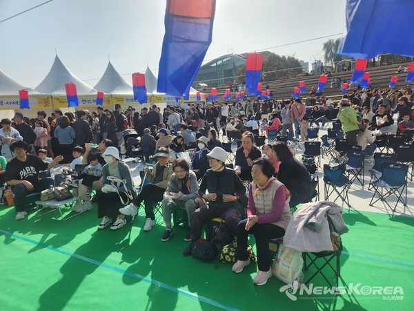 행사장 전경, 떡과 쌀 요리 부스에서 시민들이 체험을 즐기고 있다. @뉴스코리아 김현미 기자