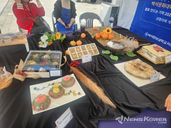전시 부스에 전시된 떡 작품 @뉴스코리아 김현미 기자 