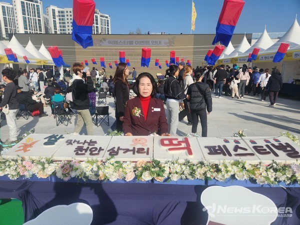 행사장 전경, 떡과 쌀 요리 부스에서 김행금 의장도 시민들과 체험을 직접 즐기고 있다. @뉴스코리아 김현미 기자