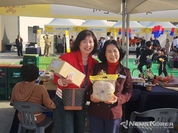 시민들과 함께  사진을 찍고 있는 김행금 의장의 밝은 표정. @뉴스코리아 김현미 기자