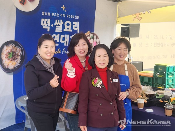 시민들과 함께  사진을 찍고 있는 김행금 의장의 밝은 표정. @뉴스코리아 김현미 기자