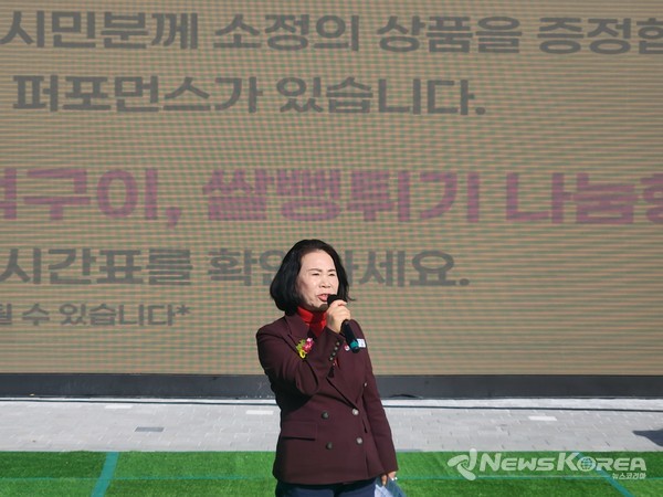 휴일임에도 김행금 의장이 행사장을 직접 찾아 축사를 하고 있다. @뉴스코리아 김현미 기자