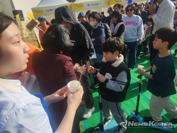 김 의장이 아이들에게 간식 거리를 챙기고 있다.@뉴스코리아 김현미 기자