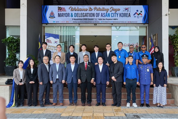 11월 3일 오세현 아산시장이 Mohamad Zahai Bin Hj Samingon 말레이시아 페탈링자야 시장과 페탈링자야 시청 방문 기념 촬영 @아산시