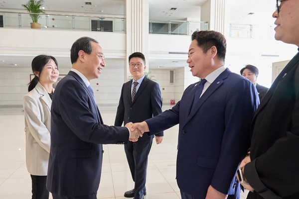 11월 5일 오세현 아산시장(오른쪽)이 중국 동관시청을 방문해 뤼청시 중국 동관시장과 만남 @아산시