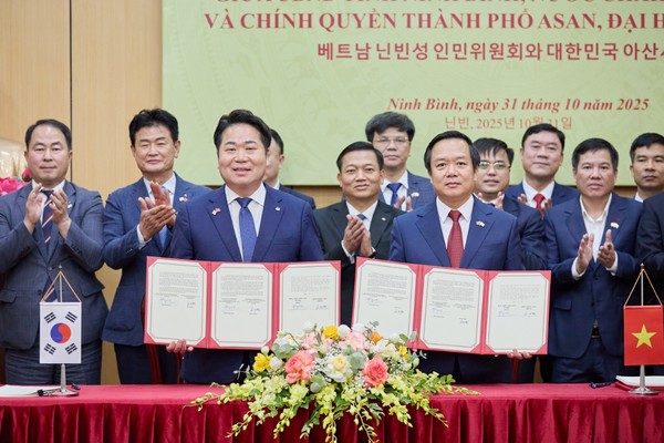10월 31일 오세현 아산시장이 베트남 닌빈성에서 계절근로자 파견 업무협약을 체결 @아산시