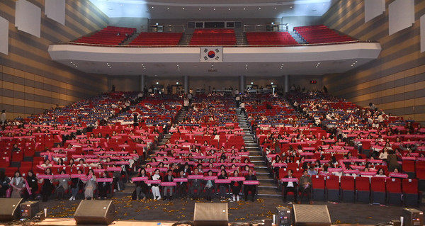 행사장을 가득 메운 1,200여 명의 보육교직원들이 응원 막대를 들고 화합의 시간을 보내고 있다. @충청남도