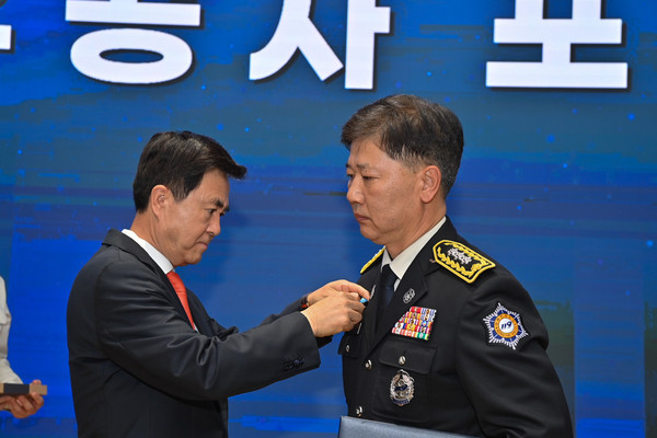 김태흠 지사가 유공 소방관에게 직접 훈장을 수여하고 있다.@충청남도