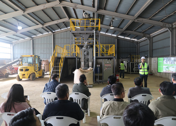 연구진이 연속식 MCT 바이오차 제조설비 앞에서 시설 구조와 원리를 설명하고 있다.@충청남도