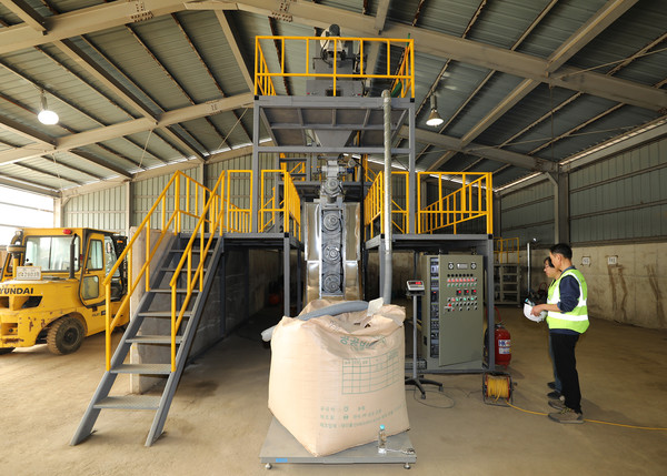 농업기술원 내에 새로 구축된 연속식 바이오차 제조 연구설비 전경.@충청남도