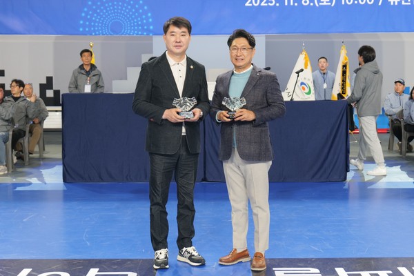 지난 8일 천안유관순체육관에서 열린 천안·아산 생활체육 교류전에 참가한 관계자들이 기념사진을 촬영하고 있다. @천안시