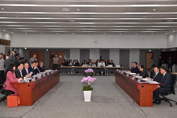 회의 전경 – 충남도와 외국인 투자기업 관계자들이 협약 세부 내용을 논의하고 있다. @충청남도