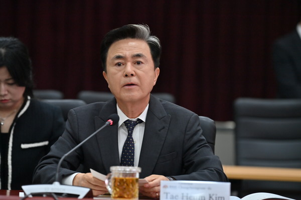 김태흠 충남도지사 발언 장면 – 10일 충남도청 대회의실에서 열린 외국인 투자협약 체결식에서 김태흠 지사가 환영사를 하고 있다.@충청남도