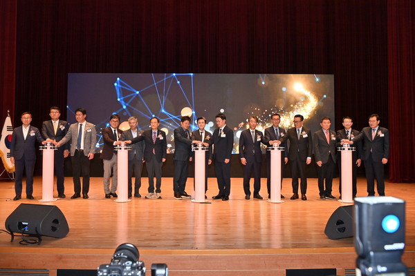 건설산업 활성화 퍼포먼스10일 충남도청 문예회관에서 열린 ‘건설기술인 전문교육 및 건설 신기술·우수자재 전시회’ 개막식에서 참석자들이 건설산업 혁신을 다짐하며 점등 퍼포먼스를 하고 있다. @충청남도