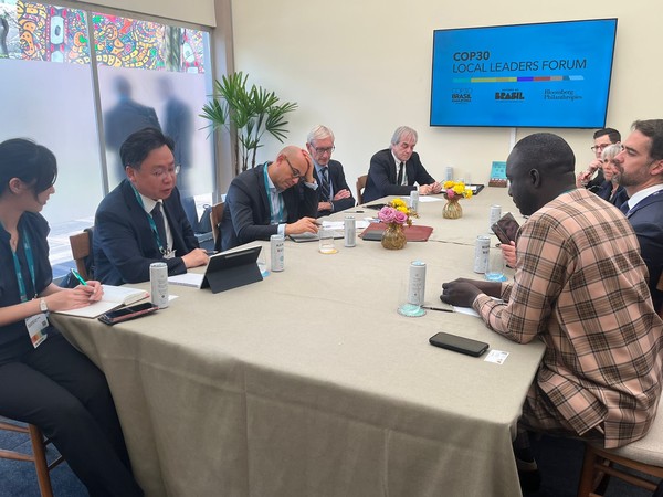 유엔기후변화협약 사무총장 면담 – 사이먼 스티엘 유엔기후변화협약(UNFCCC) 사무총장과 기후 대응 논의를 하고 있는 김영명 국장. @충청남도