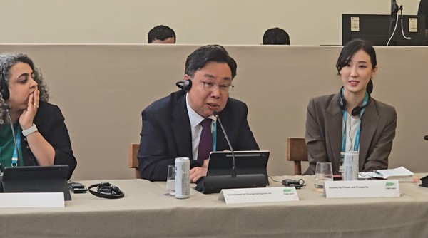 남호주 기후환경특별고문 닐 맥팔레인과 교류 – 충남형 정의로운 전환 정책에 대해 의견을 나누는 모습. @충청남도