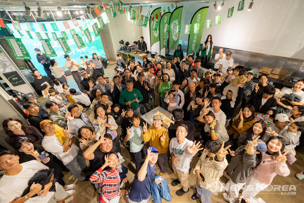 [제주드림런 기부 전달식] 완주 후 진행된 기부금 전달식에서 제주드림타워복합리조트 관계자들이 제주사회복지공동모금회에 1,000만 원을 전달하고 있다. @제주관광공사