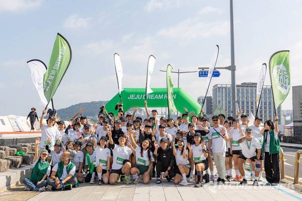 [제주드림런 단체 기념촬영]  참가자 전원이 함께 기념사진을 촬영하며 “하나의 섬, 하나의 꿈”을 외친다. @제주관광공사