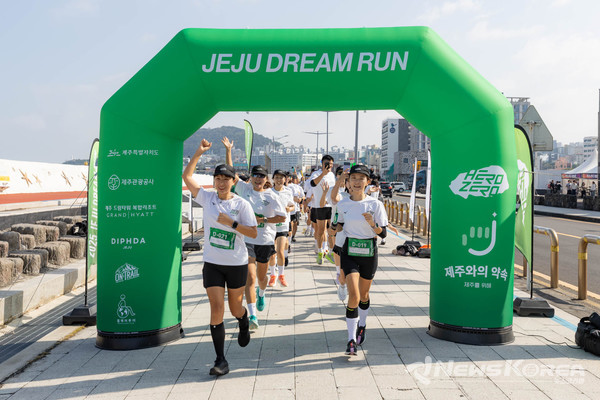 [제주 드림런 피니시] 244km 릴레이의 마지막 주자가 결승선을 통과하며 참가자들이 환호하는 순간. @제주관광공사